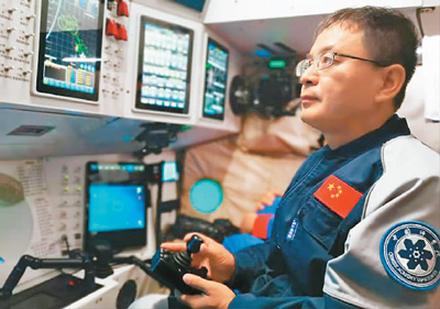趙洋在“奮斗者”號上操控作業。沈陽自動化